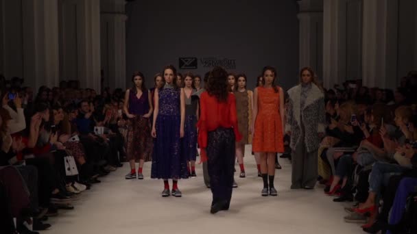 Fashion show. Group of models walking on the catwalk. Slow motion — Stock Video