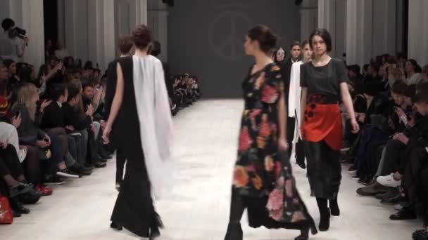 Desfile de moda. Grupo de modelos andando na passarela. Movimento lento — Vídeo de Stock