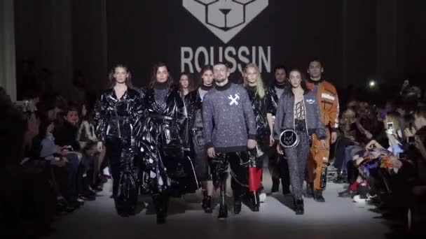 Défilé. Groupe de mannequins marchant sur le podium. Mouvement lent — Video