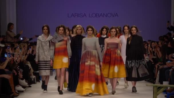 Modeshow. Groep van modellen lopen op de catwalk. Langzame beweging — Stockvideo