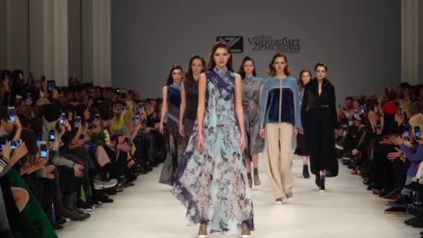 Modeshow. Groep van modellen lopen op de catwalk. Langzame beweging — Stockvideo