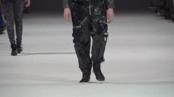 Modello maschile cammina sulla passerella durante una sfilata di moda. Rallentatore . — Video Stock