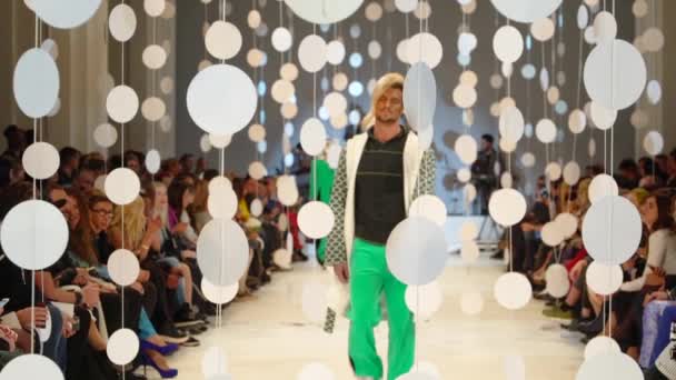 Male model walks on the catwalk during a fashion show. Slow motion. — 비디오