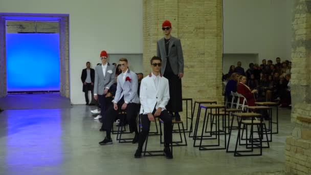 Male model walks on the catwalk during a fashion show. Slow motion. — 비디오