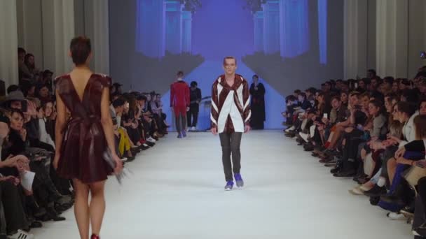 Modello maschile cammina sulla passerella durante una sfilata di moda. Rallentatore . — Video Stock