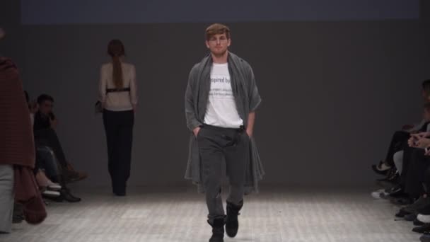 Male model walks on the catwalk during a fashion show. Slow motion. — 비디오