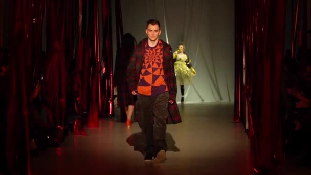 Male model walks on the catwalk during a fashion show. Slow motion. — Stock Video