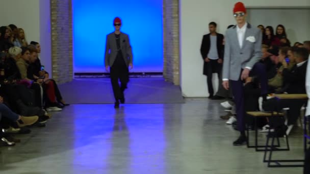 Modelo masculino camina en la pasarela durante un desfile de moda. Movimiento lento . — Vídeos de Stock