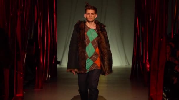 Male model walks on the catwalk during a fashion show. Slow motion. — Stock Video