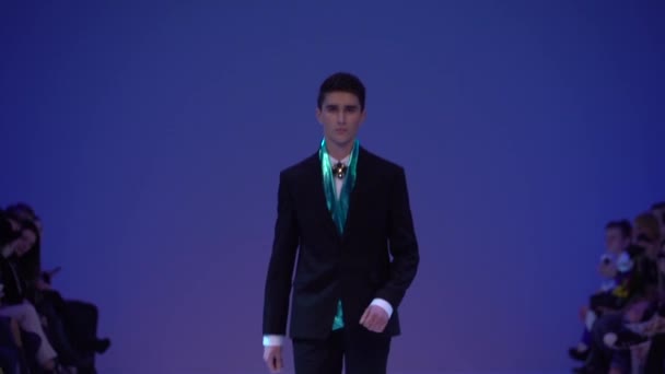 Modelo masculino camina en la pasarela durante un desfile de moda. Movimiento lento . — Vídeos de Stock