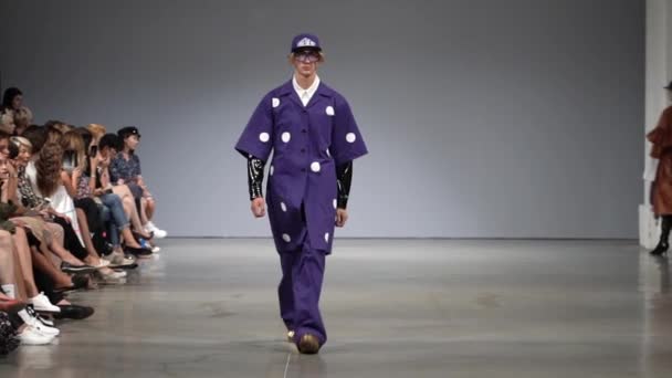 Das männliche Model läuft während einer Modenschau über den Laufsteg. Zeitlupe. — Stockvideo