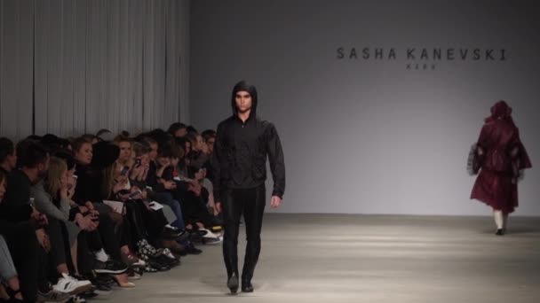 Male model walks on the catwalk during a fashion show. Slow motion. — Stock Video
