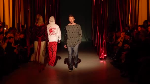 Male model walks on the catwalk during a fashion show. Slow motion. — 비디오