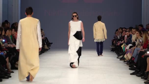 Mannelijk model loopt op de catwalk tijdens een modeshow. Langzame beweging. — Stockvideo