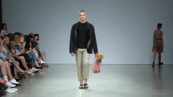 Modello maschile cammina sulla passerella durante una sfilata di moda. Rallentatore . — Video Stock