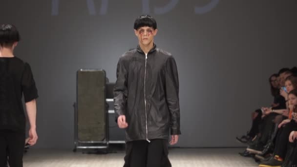 Male model walks on the catwalk during a fashion show. Slow motion. — 비디오