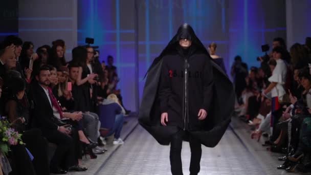 Modelo masculino camina en la pasarela durante un desfile de moda. Movimiento lento . — Vídeos de Stock