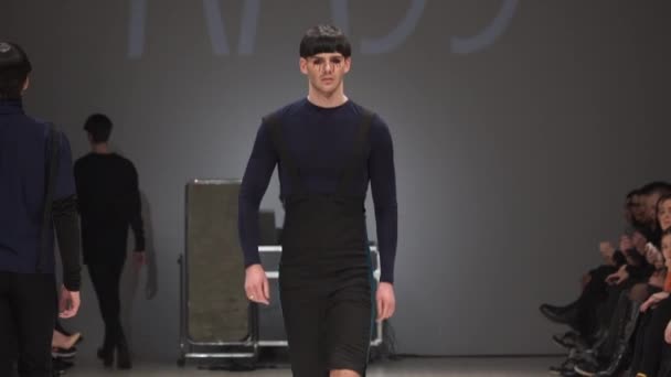 Modelo masculino camina en la pasarela durante un desfile de moda. Movimiento lento . — Vídeos de Stock