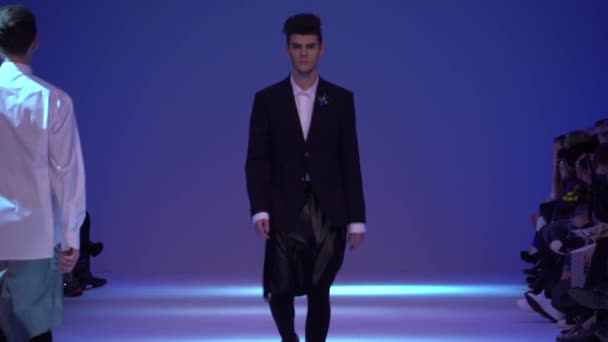 Male model walks on the catwalk during a fashion show. Slow motion. — 비디오