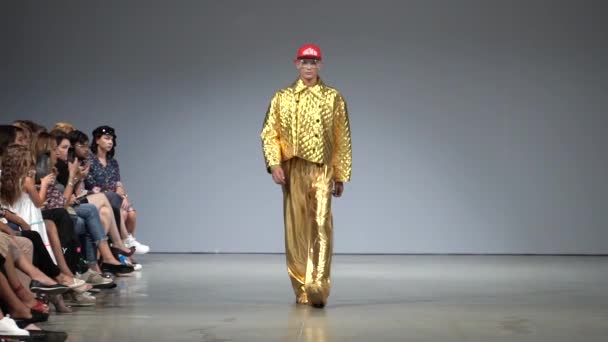 Férfi modell sétál a kifutón egy divatbemutató alatt. Lassú mozgás.. — Stock videók