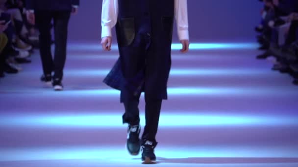 Male model walks on the catwalk during a fashion show. Slow motion. — 비디오