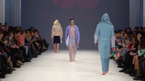 男性モデルはファッションショー中にキャットウォークを歩きます。スローモーション. — ストック動画