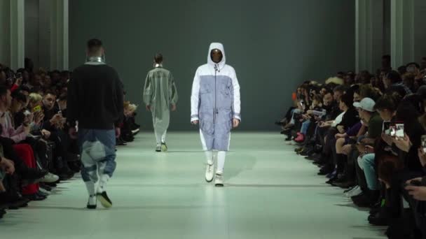 Male model walks on the catwalk during a fashion show. Slow motion. — Stock Video
