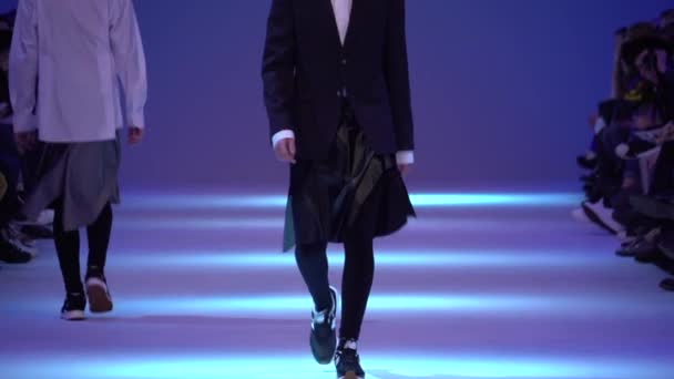 Ανδρικό μοντέλο περπατά στην πασαρέλα κατά τη διάρκεια μιας επίδειξης μόδας. Αργή κίνηση. — Αρχείο Βίντεο