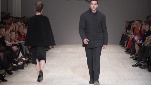 Homme mannequin marche sur le podium pendant un défilé de mode. Mouvement lent . — Video