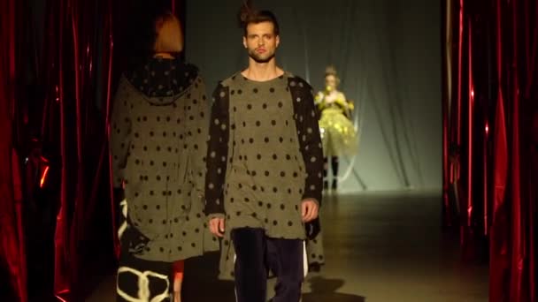 Férfi modell sétál a kifutón egy divatbemutató alatt. Lassú mozgás.. — Stock videók