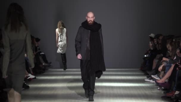 Male model walks on the catwalk during a fashion show. Slow motion. — Stock Video