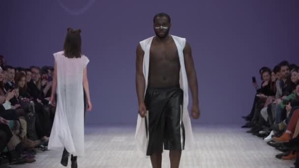 Male model walks on the catwalk during a fashion show. Slow motion. — 비디오