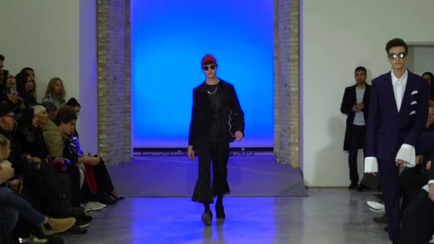 Modelo masculino camina en la pasarela durante un desfile de moda. Movimiento lento . — Vídeos de Stock