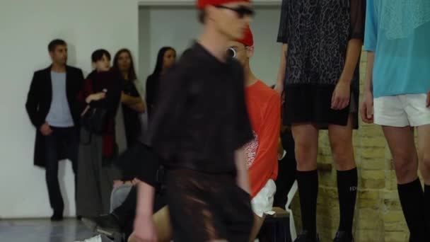 Male model walks on the catwalk during a fashion show. Slow motion. — 비디오