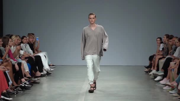 男性モデルはファッションショー中にキャットウォークを歩きます。スローモーション. — ストック動画