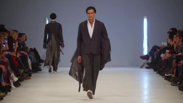 Male model walks on the catwalk during a fashion show. Slow motion. — 비디오