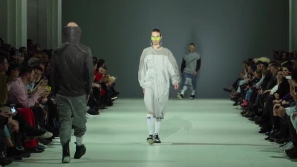 Homme mannequin marche sur le podium pendant un défilé de mode. Mouvement lent . — Video