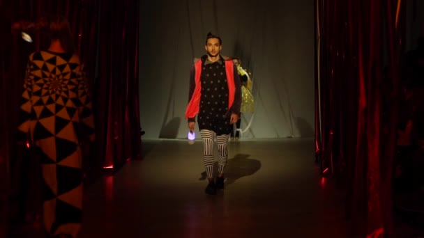 Model pria berjalan di atas catwalk selama fashion show. Gerakan lambat . — Stok Video