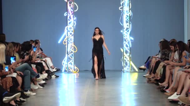Modeshow. Vrouw model op de catwalk. Modellen. Langzame beweging — Stockvideo