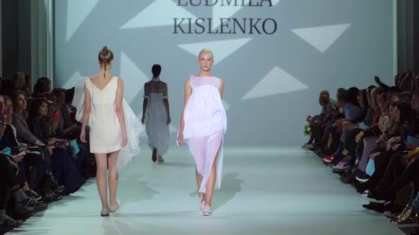 Modeshow. Vrouw model op de catwalk. Modellen. Langzame beweging — Stockvideo