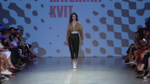 Fashion show. Woman model on the catwalk. Models. Slow motion — ストック動画