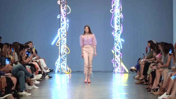 Modeshow. Vrouw model op de catwalk. Modellen. Langzame beweging — Stockvideo