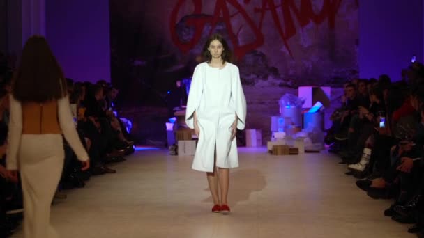 Modeshow. Vrouw model op de catwalk. Modellen. Langzame beweging — Stockvideo