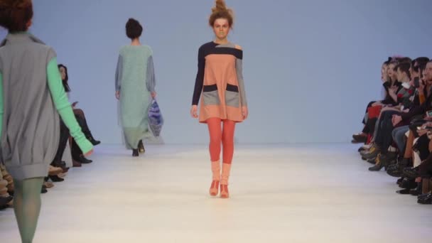 Modeshow. Vrouw model op de catwalk. Modellen. Langzame beweging — Stockvideo