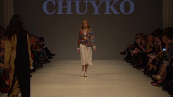 Fashion show. Woman model on the catwalk. Models. Slow motion — 비디오