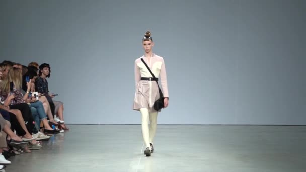 Fashion show. Woman model on the catwalk. Models. Slow motion — ストック動画