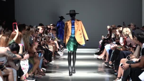 Fashion show. Woman model on the catwalk. Models. Slow motion — ストック動画