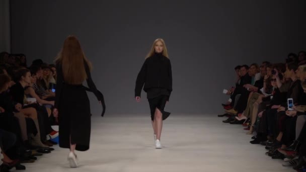 Modeshow. Vrouw model op de catwalk. Modellen. Langzame beweging — Stockvideo