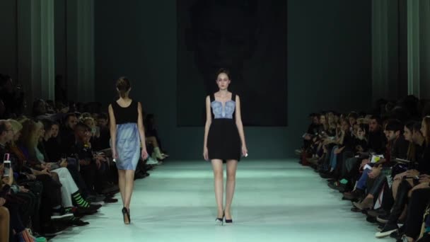 Fashion show. Woman model on the catwalk. Models. Slow motion — ストック動画