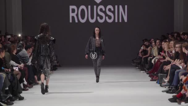 Défilé. Un mannequin sur le podium. Des mannequins. Mouvement lent — Video